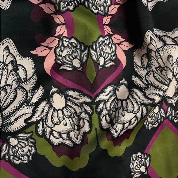 Ted Baker London Zyta NavyBlue Tapestry Floral Sleeveless Sheath
Dress Size 4 - Picture 4 of 15